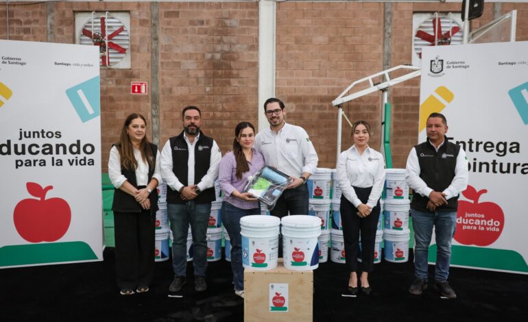 Apoya Municipio de Santiago a escuelas públicas con pintura