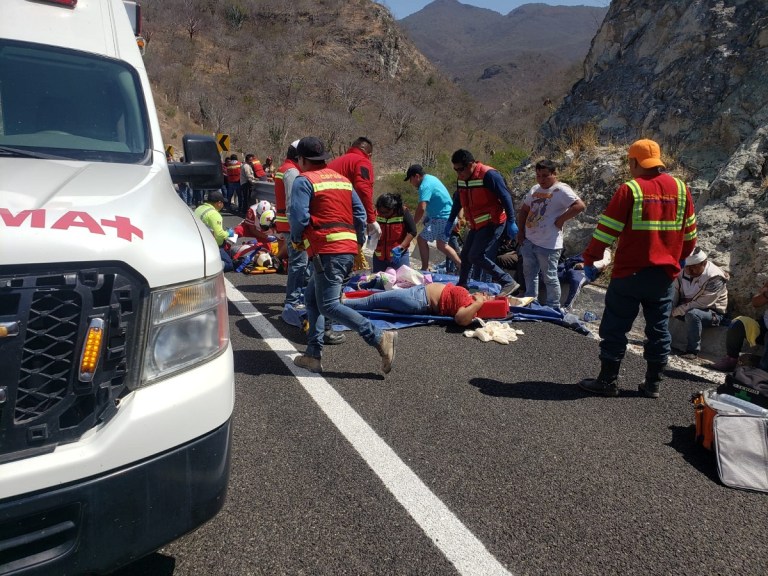 Mueren 18 morenistas de Oaxaca al volcar camión tras acudir  a mitin de Zócalo