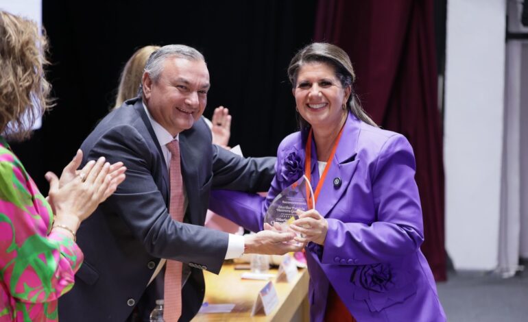 Recibe Martha Herrera Presea María Elena Chapa 2025