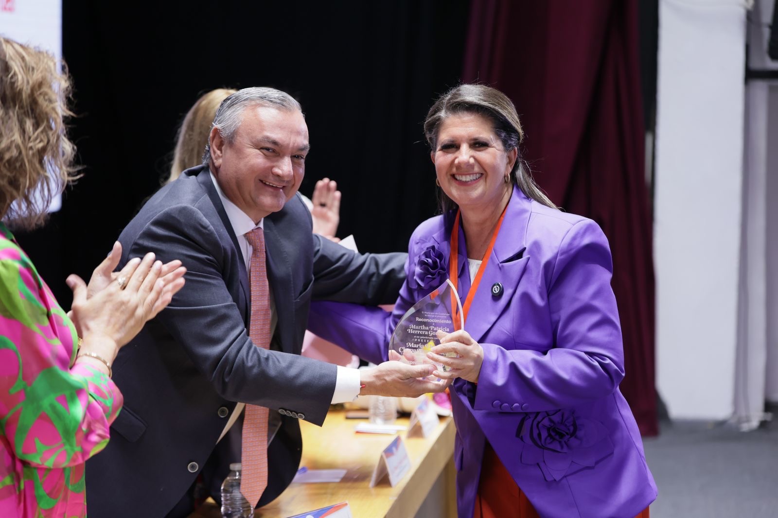 Recibe Martha Herrera Presea María Elena Chapa 2025