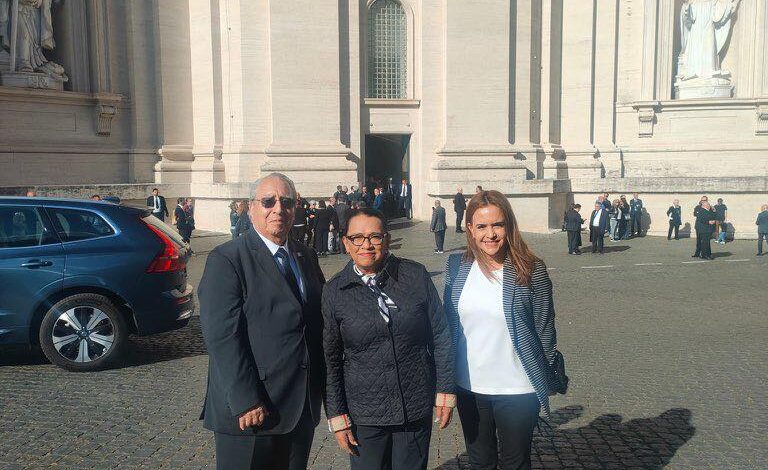 Acude Rosa Icela y Clara Luz al funeral del papa en representación de México