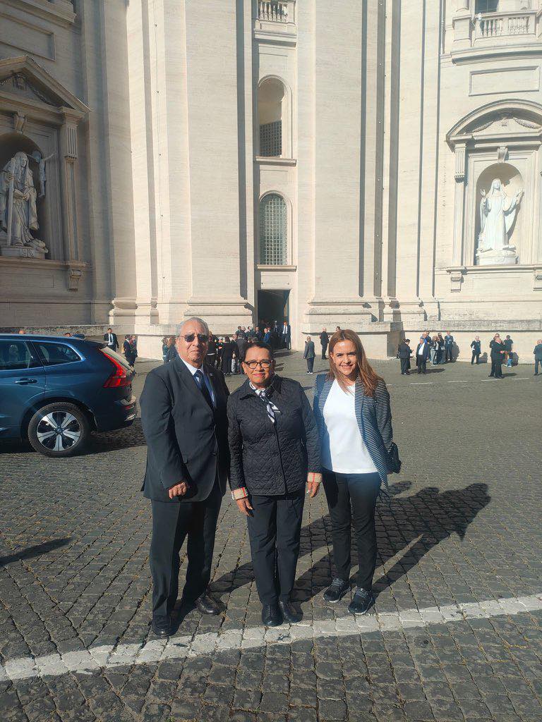 Acude Rosa Icela y Clara Luz al funeral del papa en representación de México