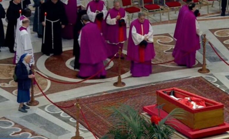 Geneviève Jeanningros, la monja, amiga del Papa, rompe protocolos para despedirse de él