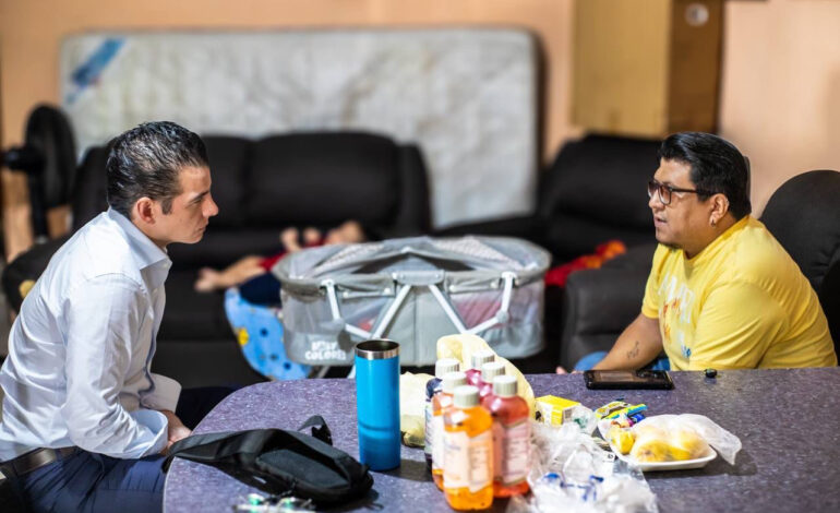 Mike Flores dona su sueldo a joven regio para transplante de córnea