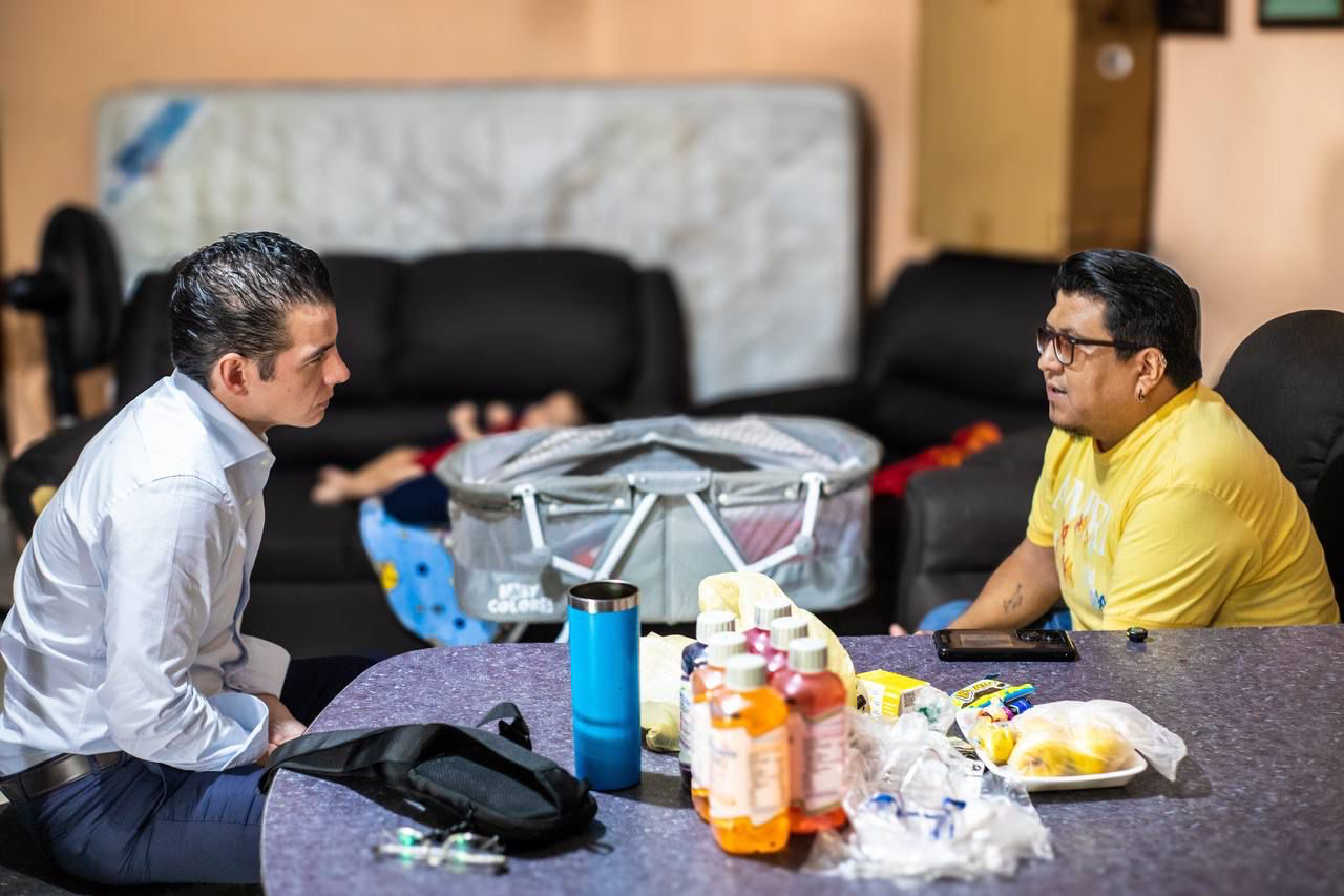 Mike Flores dona su sueldo a joven regio para transplante de córnea