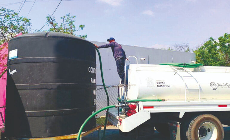 Abastece Santa Catarina tanques de agua ante alza en temperatura