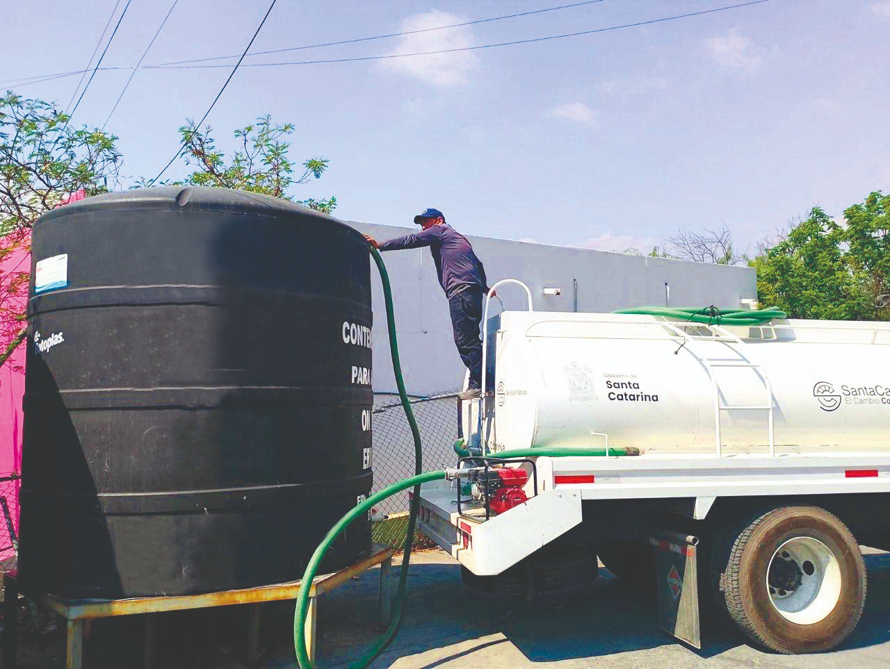 Abastece Santa Catarina tanques de agua ante alza en temperatura