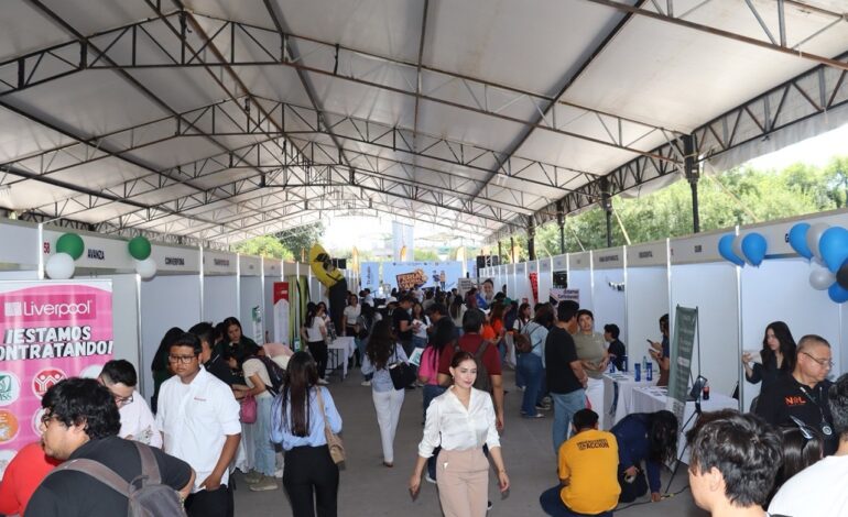 Feria Laboral UANL 2025 vincula con éxito a jóvenes estudiantes y egresados en colaboración con la Secretaría del Trabajo
