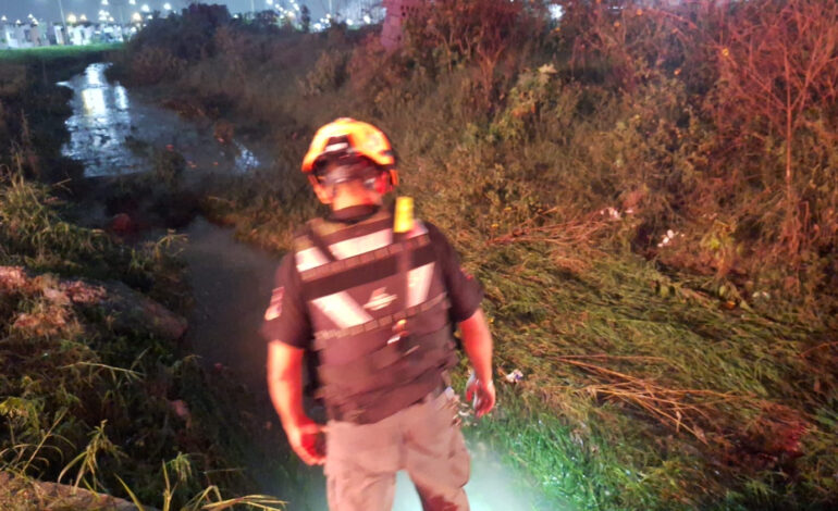 La corriente arrastró a un joven en moto en Juárez