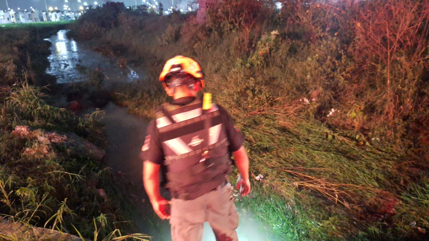 La corriente arrastró a un joven en moto en Juárez