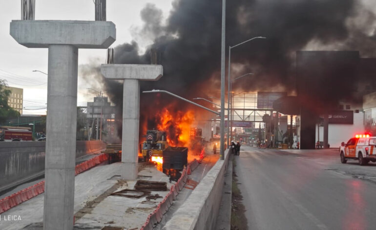 Arde grúa en las obras del metro