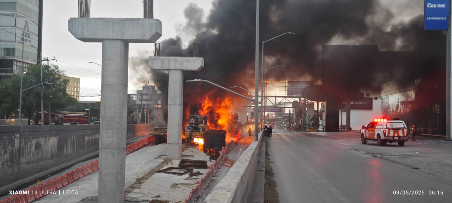 Arde grúa en las obras del metro