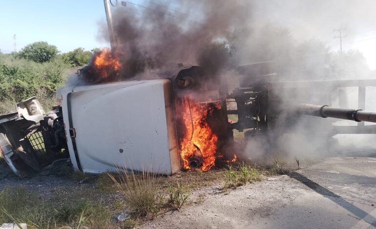 Sale de curva, vuelca y se incendia sobre la Carretera a Colombia