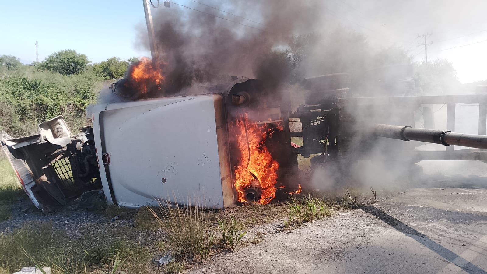 Sale de curva, vuelca y se incendia sobre la Carretera a Colombia