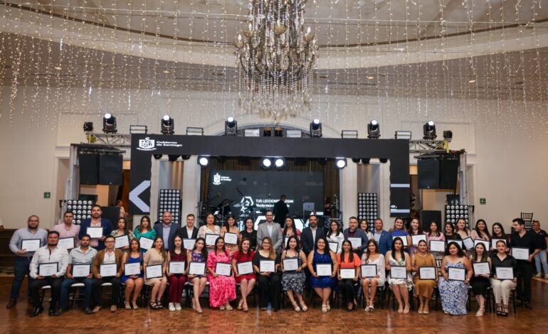 Entrega Santiago reconocimientos y la Medalla «Profesora Julia Garza Almaguer» a maestros