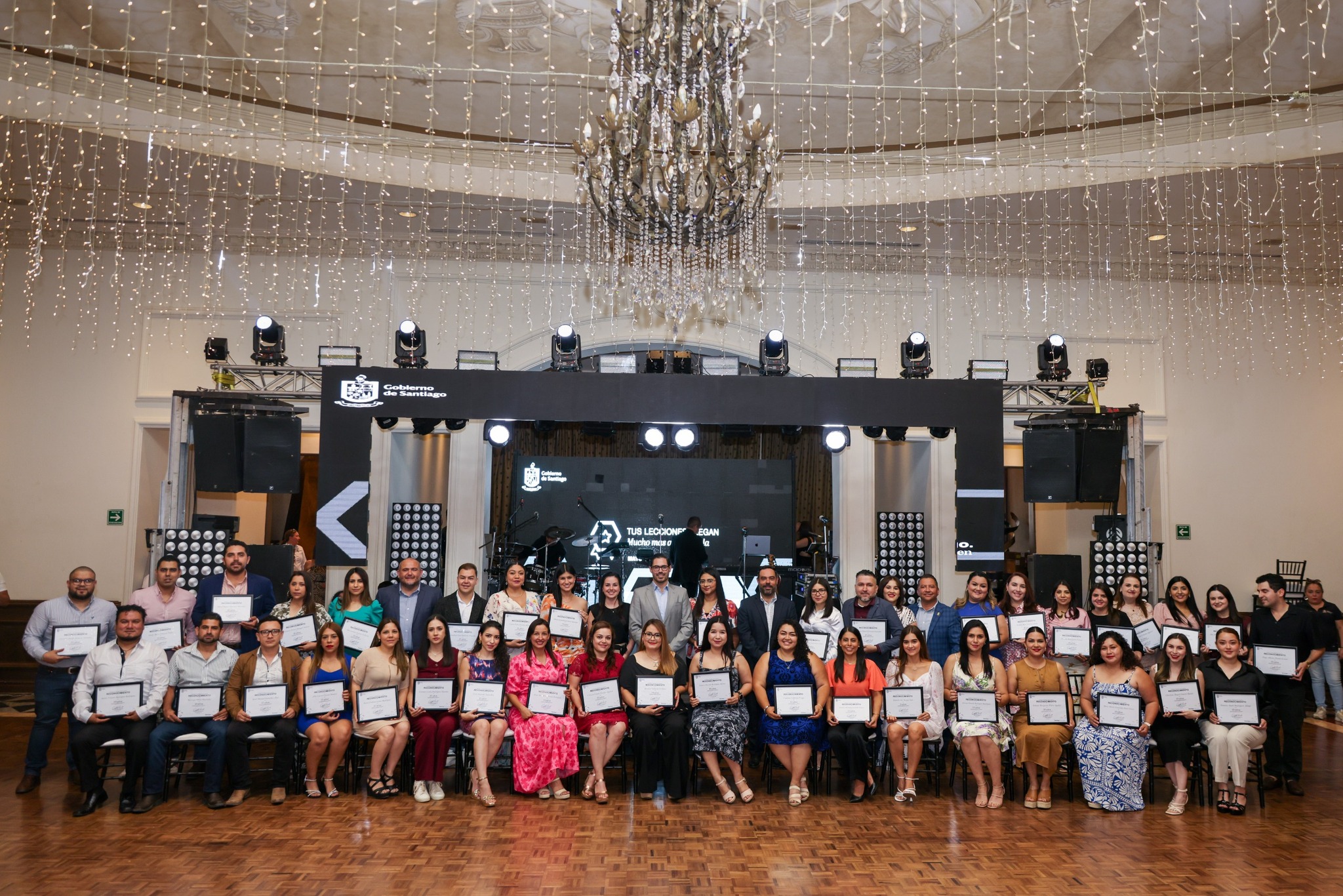 Entrega Santiago reconocimientos y la Medalla «Profesora Julia Garza Almaguer» a maestros