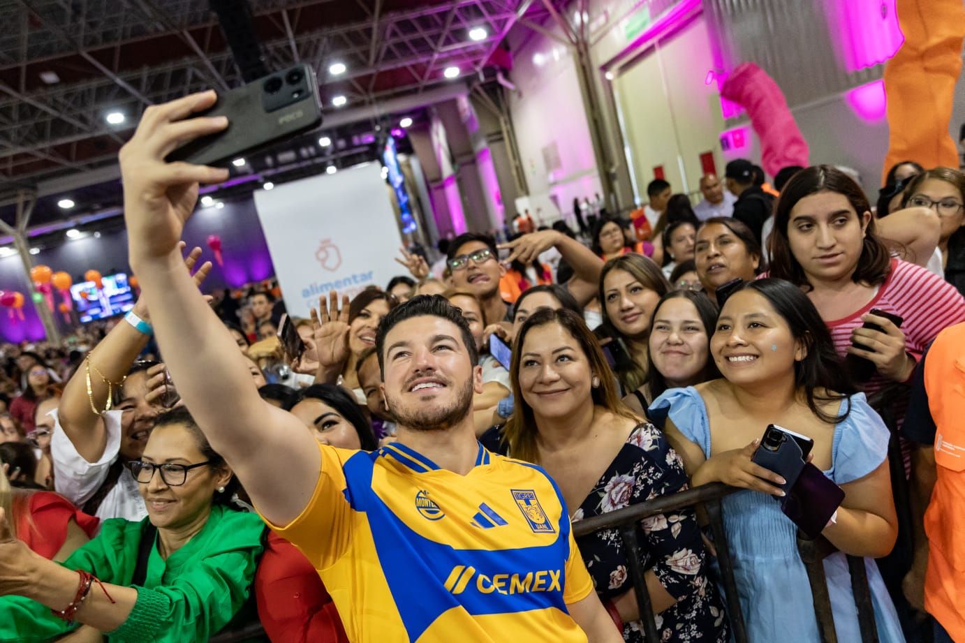 Samuel García celebra con miles de madres en «Amar a Mamá», una fiesta inolvidable para Nuevo León