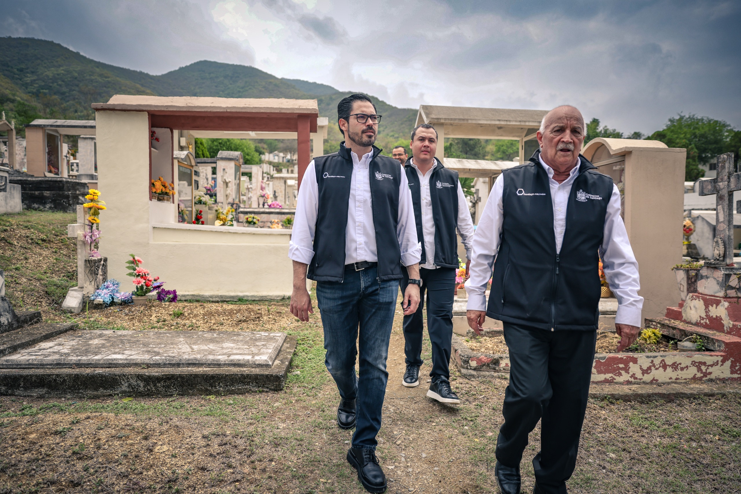 Supervisa alcalde de Santiago seguridad y aseo de panteones municipales