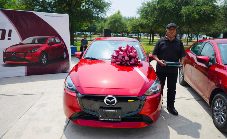 Ganadores de los autos por el pago del Predial en Santa Catarina reciben su premio