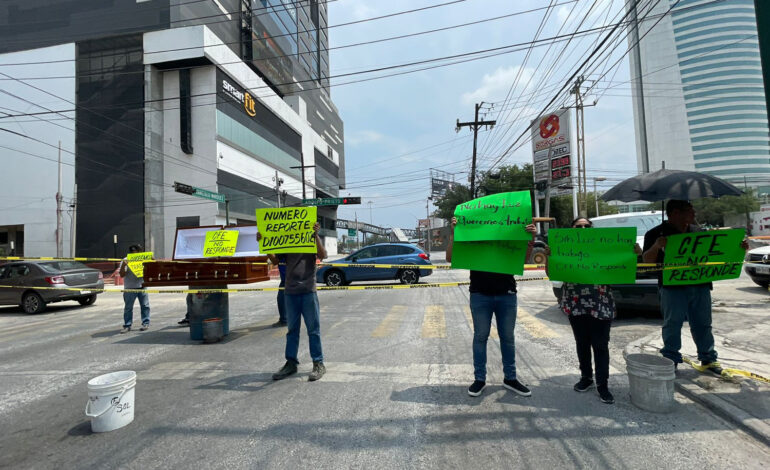Tres días sin luz en la colonia Obrera; vecinos bloquean acceso a Cintermex