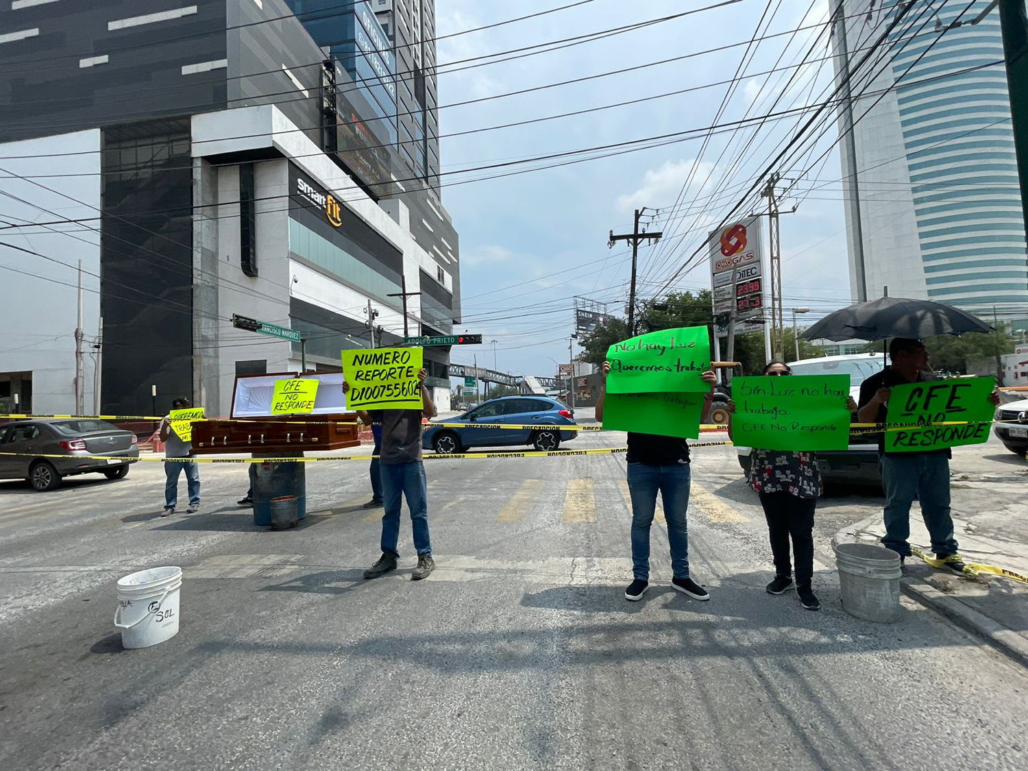 Tres días sin luz en la colonia Obrera; vecinos bloquean acceso a Cintermex