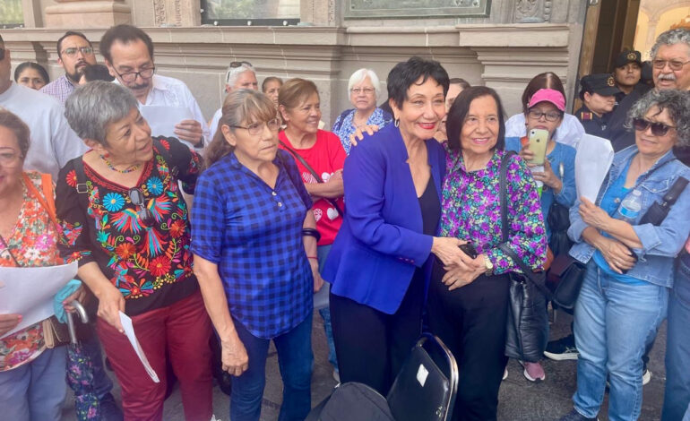 Diputada del PT apoya plantón de maestras y maestros jubilados