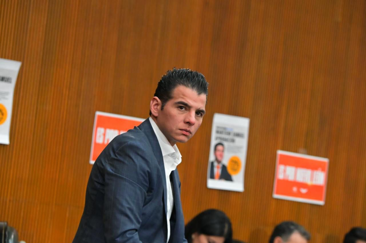 Flores Serna propone reformas para capacitar y proteger a maestros de Nuevo León