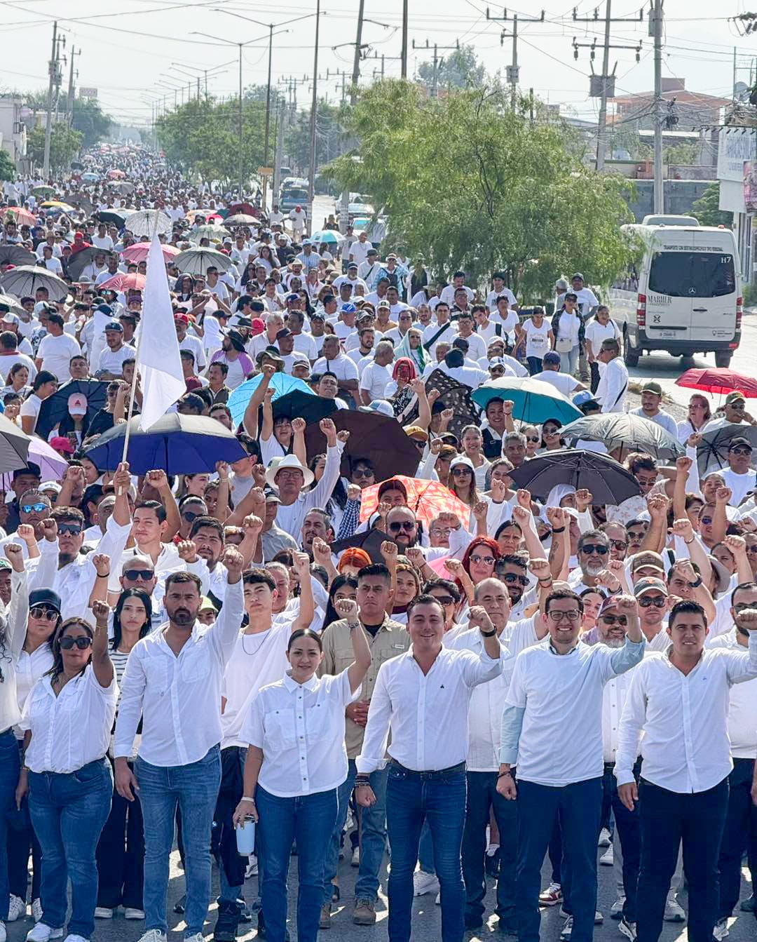 Manuel Guerra Cavazos desfila junto a más de 9 mil trabajadores en García por el Día del Trabajo