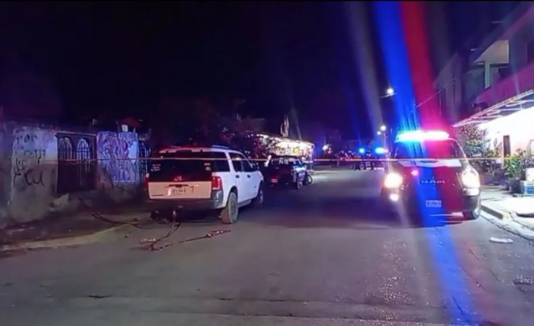 Atacan a balazos a dos hombres afuera de una tienda de abarrotes en Juárez, NL