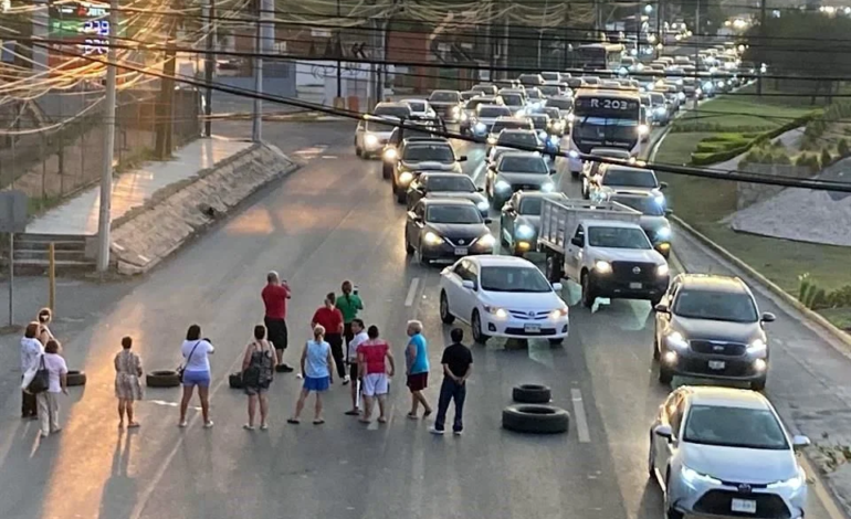 Bloquean Lázaro Cárdenas por falta de luz