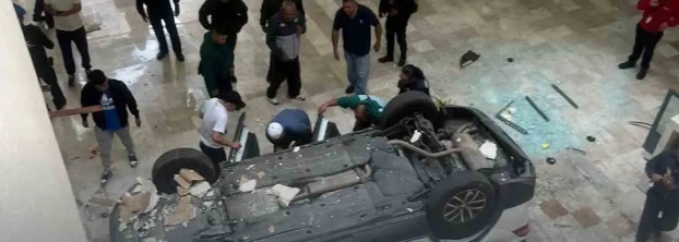 Auto cae desde el tercer piso en la Plaza Lilas en CDMX; hay una persona lesionada de gravedad