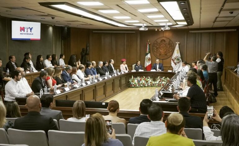 Promueve Adrián de la Garza acceso a la educación media y superior a través de convenio de becas