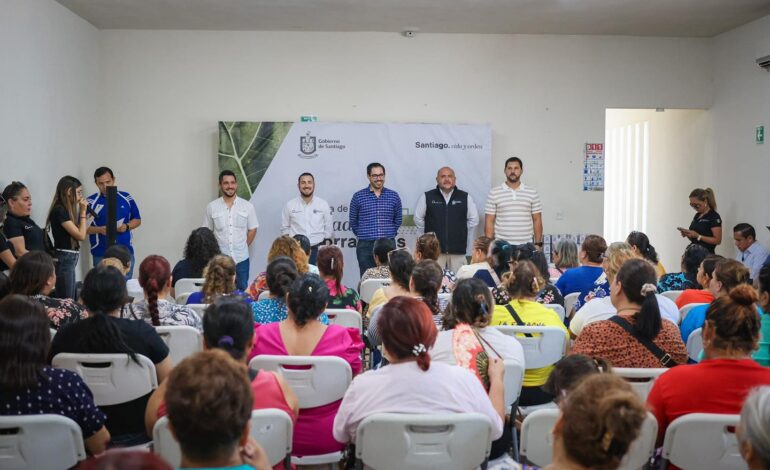 Fomenta Santiago uso responsable del agua; entrega regaderas ahorradoras