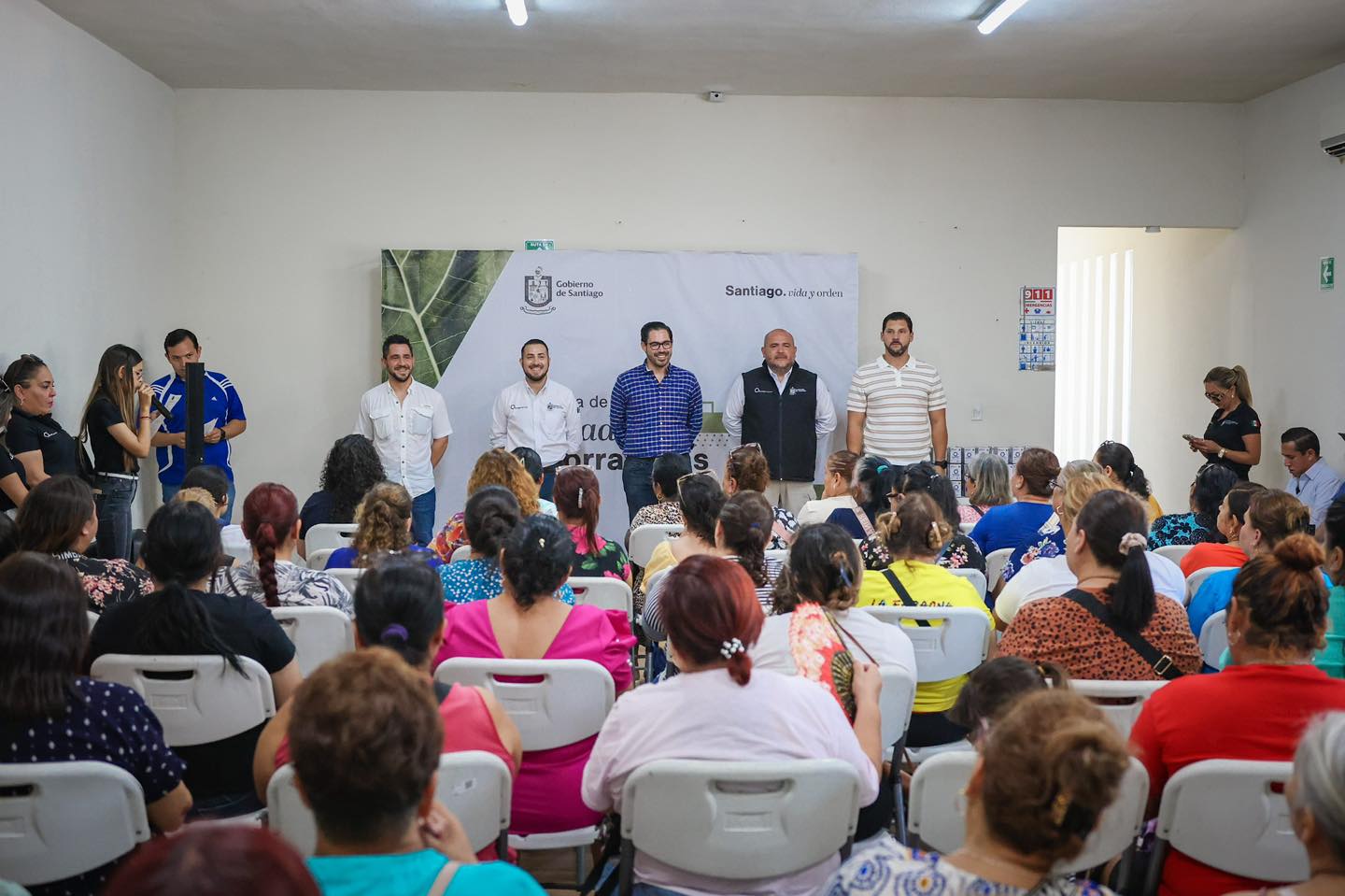 Fomenta Santiago uso responsable del agua; entrega regaderas ahorradoras