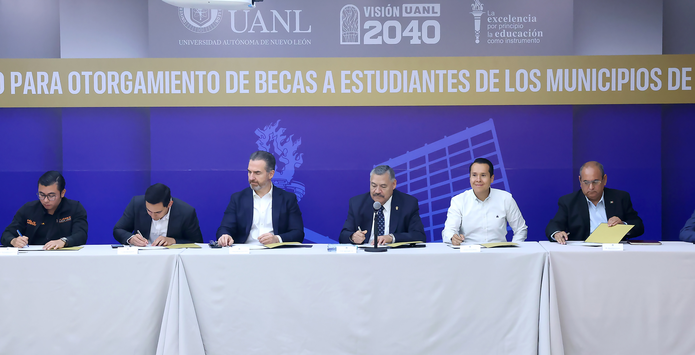 Otorgará UANL becas a estudiantes de 27 municipios de Nuevo León