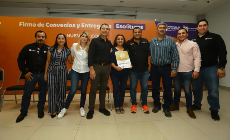 Entrega IVNL escrituras a familias de Salinas Victoria