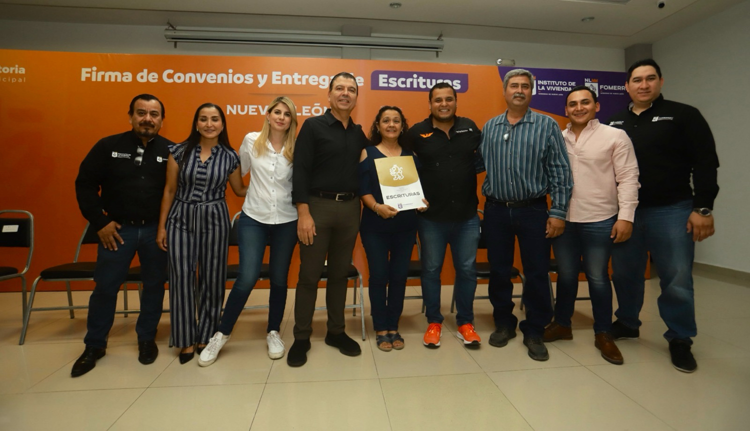 Entrega IVNL escrituras a familias de Salinas Victoria