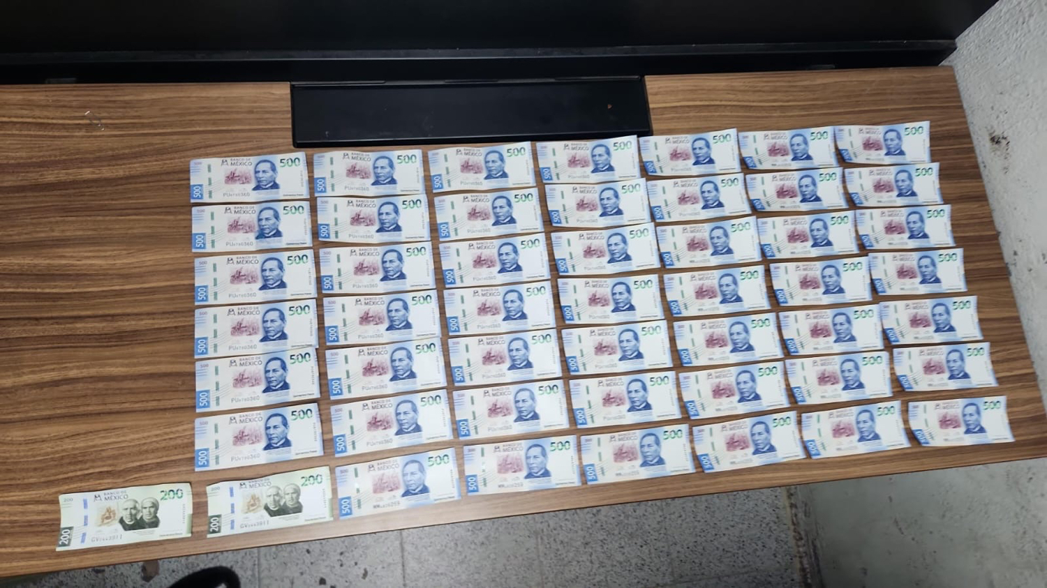 Lo detienen por meón y al revisarlo le encuentran 24 mil 400 pesos en billetes falsos