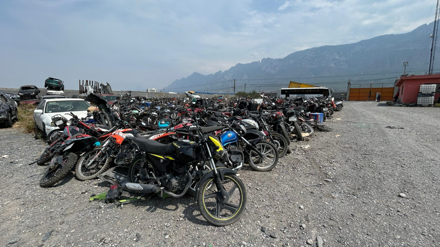 Detienen en Santa Catarina más de 200 motocicletas en operativo