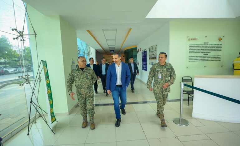 Recorre Adrián de la Garza Hospital Militar Regional
