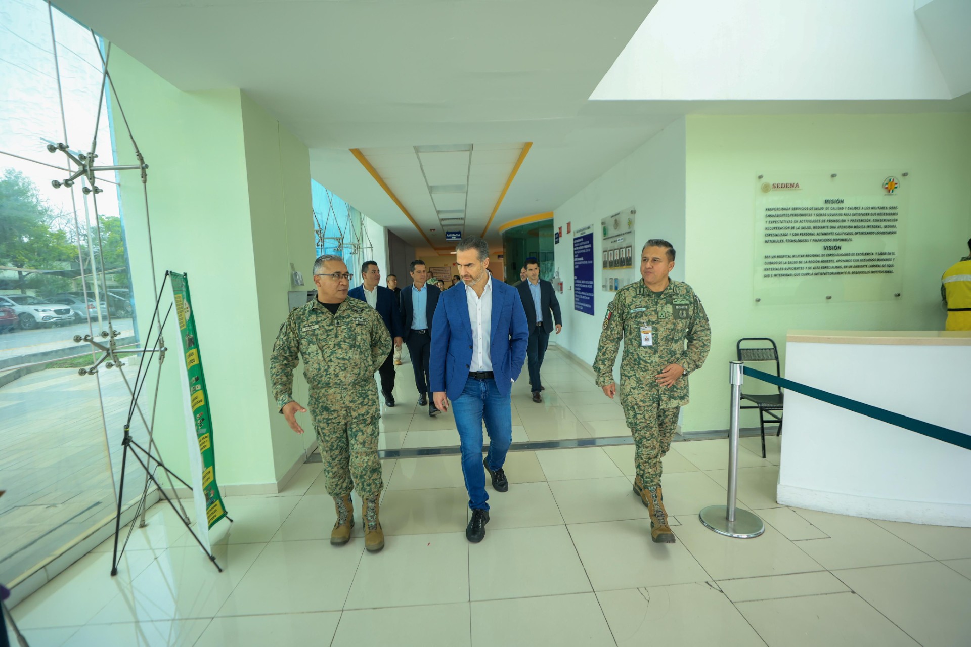 Recorre Adrián de la Garza Hospital Militar Regional