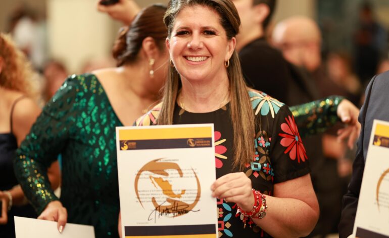 Recibe Martha Herrera premio México En Tus Manos