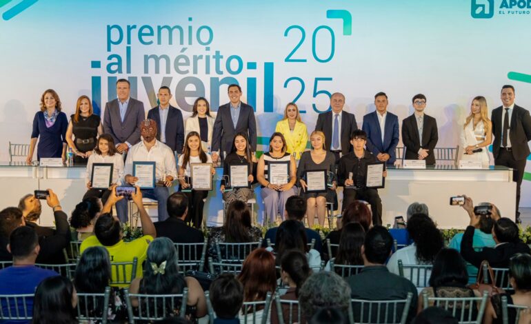 Premia Apodaca a sus jóvenes más sobresalientes