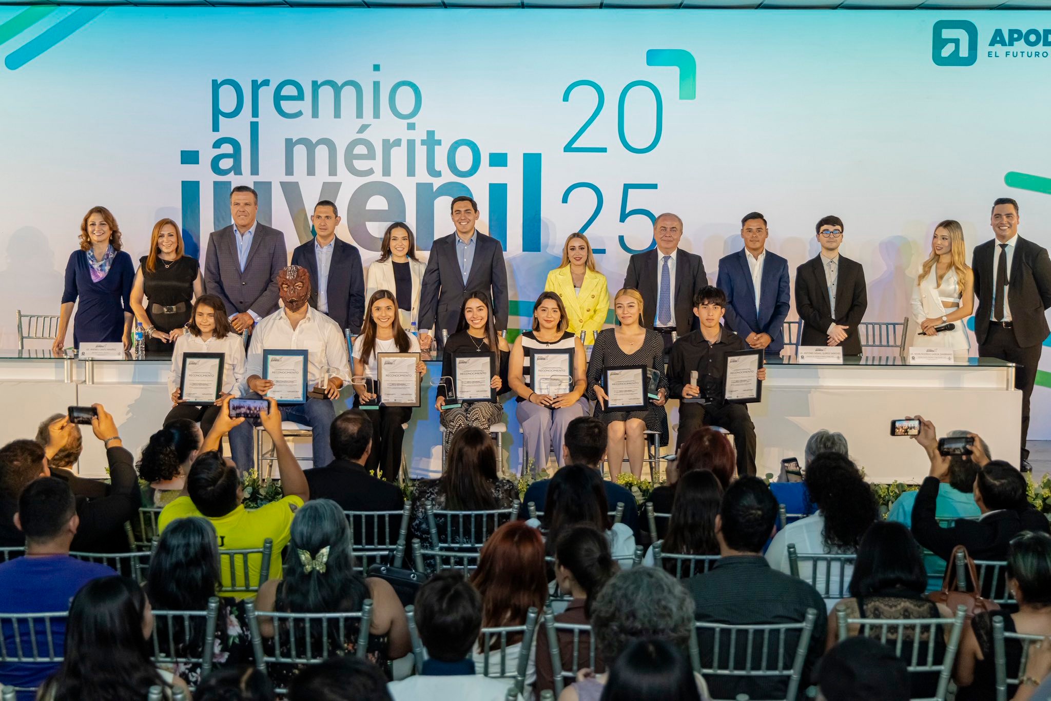 Premia Apodaca a sus jóvenes más sobresalientes