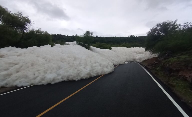 Bloquea espuma de aguas negras carretera en Alfajayucan, Hidalgo