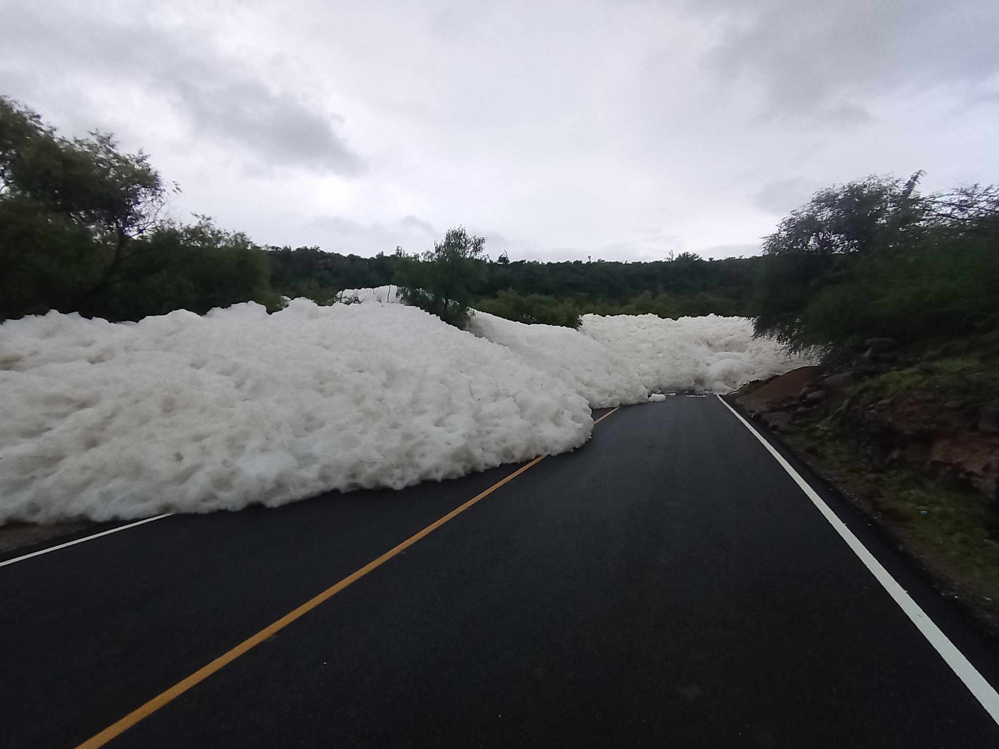 Bloquea espuma de aguas negras carretera en Alfajayucan, Hidalgo