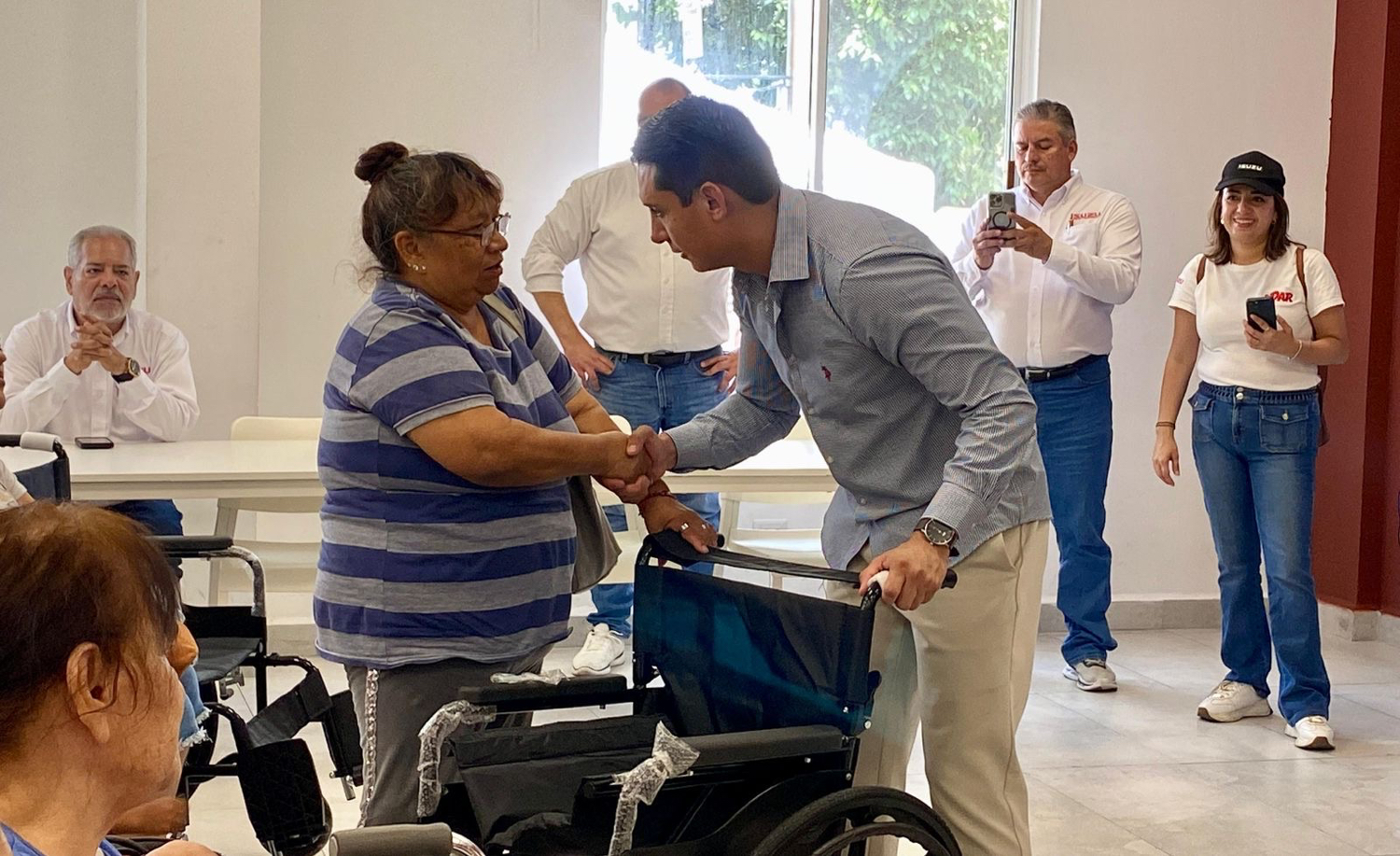 Entregan sillas de ruedas a adultos mayores en Santa Catarina