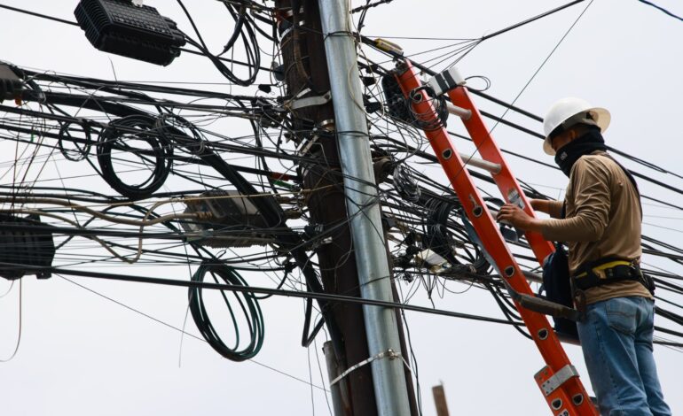 Obliga Monterrey a cableras retirar cerca de 200 km de cable en desuuso