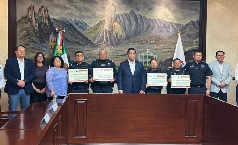 Entrega Nava Rivera estímulo económico a policías