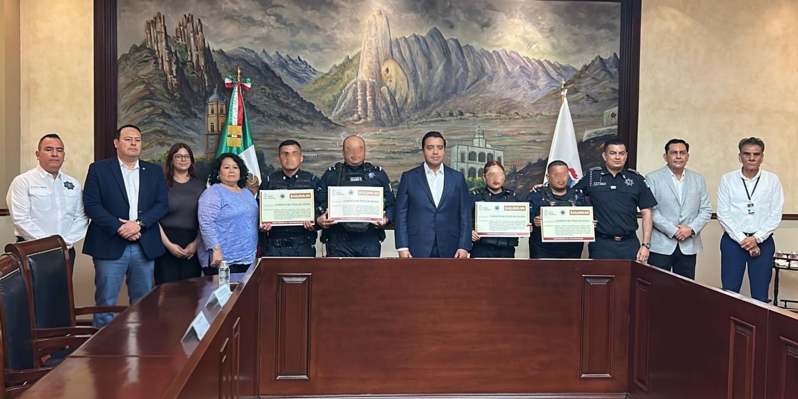 Entrega Nava Rivera estímulo económico a policías